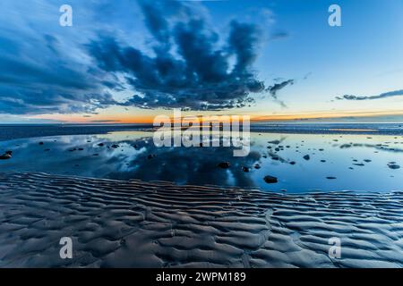 Sonnenuntergang von Sandy Gap auf Walney Island, Blick in Richtung des entfernten Black Combe über die irische See, Duddon Mündung und Cumbrian Coast, Walney Island Stockfoto