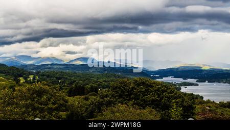 Panoramablick von Finsthwaite Heights in Richtung der nördlichen Fjells jenseits von Windermere, Lake District National Park, UNESCO-Weltkulturerbe Stockfoto