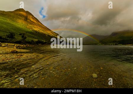 Blick in den weit entfernten Great Gable mit Regenbogen über Wast Water mit Yewbarrow auf der linken Seite und Scafell Range rechts, Wasdale Stockfoto