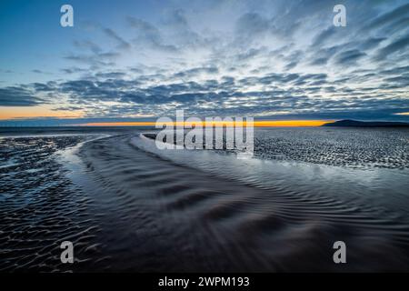 Blick auf den Sonnenuntergang von Sandy Gap, Walney Island, in Richtung der fernen irischen See und Black Combe, Walney Island, Lancashire, England, Vereinigtes Königreich, Europa Stockfoto