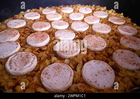 Riesige frische Tartellette, hergestellt aus Roblochon-Käse, Kartoffeln und Schinken, eine Spezialität in den französischen Alpen, Saint Gervais, Haute-Savoie, Frankreich, Europa Stockfoto