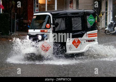 Starkregen und Wasserabfall auf der Straße während der Monsunsaison, Phnom Penh, Kambodscha, Indochina, Südostasien, Asien Stockfoto