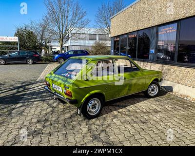 VW Polo der ersten Serie in L-Ausführung und lofotengrünem Lack im Sonnenlicht. Stockfoto