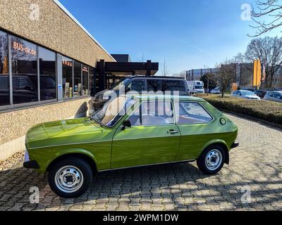 VW Polo der ersten Serie in L-Ausführung und lofotengrünem Lack im Sonnenlicht. Stockfoto