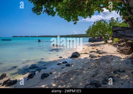 Blick auf die Angeln vom Mont Choisy Beach und den türkisfarbenen Indischen Ozean an sonnigen Tagen, Mauritius, Indischer Ozean, Afrika Stockfoto