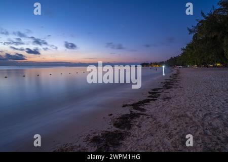 Blick auf den öffentlichen Strand Mon Choisy in der Abenddämmerung, Mauritius, Indischen Ozean, Afrika Stockfoto