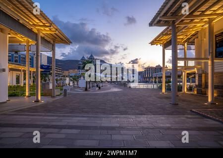 Blick auf die Caudan Waterfront in Port Louis in der Abenddämmerung, Port Louis, Mauritius, Indischen Ozean, Afrika Stockfoto