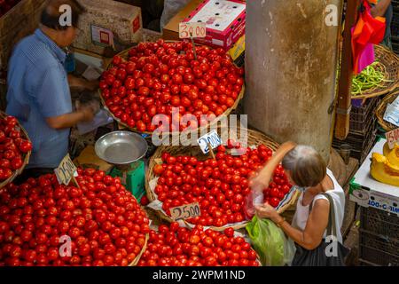 Blick auf leuchtend rote Tomaten zum Verkauf in Central Market, Port Louis, Mauritius, Indischer Ozean, Afrika Stockfoto