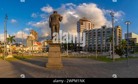 Blick auf die Statue in Caudan Waterfront in Port Louis, Port Louis, Mauritius, Indischer Ozean, Afrika Stockfoto