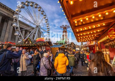 Blick auf den Weihnachtsmarkt und die St. Georges Hall, Liverpool City Centre, Liverpool, Merseyside, England, Vereinigtes Königreich, Europa Stockfoto