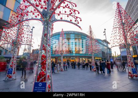 Blick auf Geschäfte und Weihnachtsbeleuchtung, Liverpool City Centre, Liverpool, Merseyside, England, Vereinigtes Königreich, Europa Stockfoto