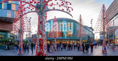 Blick auf Geschäfte und Weihnachtsbeleuchtung, Liverpool City Centre, Liverpool, Merseyside, England, Vereinigtes Königreich, Europa Stockfoto