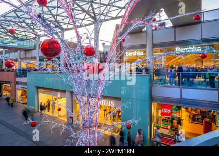 Blick auf Geschäfte und Weihnachtsbeleuchtung, Liverpool City Centre, Liverpool, Merseyside, England, Vereinigtes Königreich, Europa Stockfoto