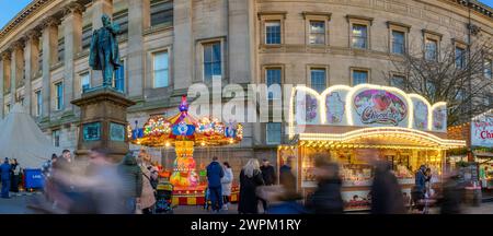 Blick auf den Weihnachtsmarkt und die St. Georges Hall, Liverpool City Centre, Liverpool, Merseyside, England, Vereinigtes Königreich, Europa Stockfoto