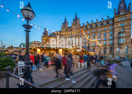 Blick auf den Weihnachtsmarkt in St. Georges Hall, Liverpool City Centre, Liverpool, Merseyside, England, Vereinigtes Königreich, Europa Stockfoto