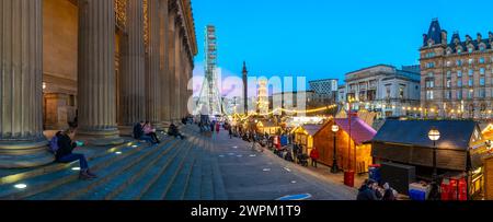 Blick auf das Riesenrad und den Weihnachtsmarkt von St. Georges Hall, Liverpool City Centre, Liverpool, Merseyside, England, Vereinigtes Königreich, Europa Stockfoto