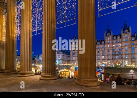 Blick auf den Weihnachtsmarkt von St. Georges Hall, Liverpool City Centre, Liverpool, Merseyside, England, Vereinigtes Königreich, Europa Stockfoto