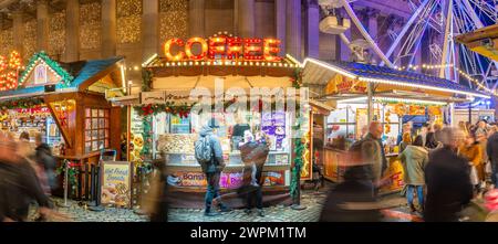 Blick auf den Weihnachtsmarkt und die St. Georges Hall, Liverpool City Centre, Liverpool, Merseyside, England, Vereinigtes Königreich, Europa Stockfoto