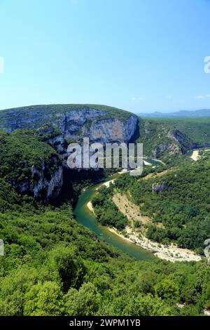 Blick auf die Ardeche-Schluchten vom Serre de Tourre belvedere. Straße zwischen Saint-Remeze und Pont d’Arc. Ardeche, Frankreich Stockfoto