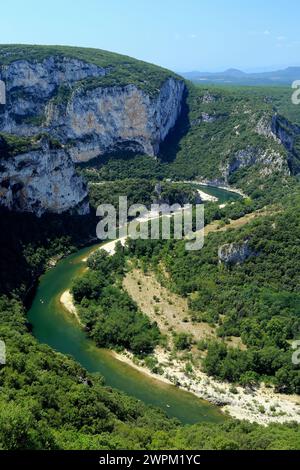 Blick auf die Ardeche-Schluchten vom Serre de Tourre belvedere. Straße zwischen Saint-Remeze und Pont d’Arc. Ardeche, Frankreich Stockfoto