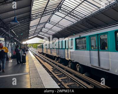 Paris, Frankreich, Weitwinkelblick, kleine Menschenmassen, in der Pariser Metro, historischer Bahnhof, Bahnsteig, Bahneinfahrt, RATP Linie 6, Metro paris Stockfoto