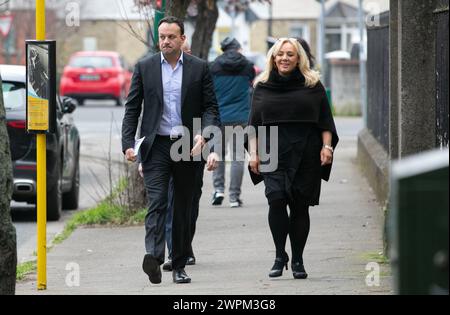 Taoiseach Leo Varadkar und Fine Gael Senatorin Mary Seery Kearney kommen am Wahllokal in Scoil Treasa Naofa an der Donore Avenue in Dublin an, wo Irland Referenden über die vorgeschlagenen Änderungen der Verfassung in Bezug auf die Bereiche Familie und Pflege abhält. In dem Änderungsantrag zur Familie wird vorgeschlagen, die Bedeutung der Familie über die Definition der Ehe hinaus auszudehnen und auf solche, die auf "dauerhaften" Beziehungen beruhen, einzubeziehen. Der Pflegezusatz schlägt vor, Verweise auf die Rollen und Pflichten einer Frau in der Wohnung zu streichen und durch einen neuen artikel zu ersetzen, in dem Pflegepersonen anerkannt werden. Bilddatum Stockfoto