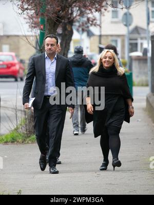 Taoiseach Leo Varadkar und Fine Gael Senatorin Mary Seery Kearney kommen am Wahllokal in Scoil Treasa Naofa an der Donore Avenue in Dublin an, wo Irland Referenden über die vorgeschlagenen Änderungen der Verfassung in Bezug auf die Bereiche Familie und Pflege abhält. In dem Änderungsantrag zur Familie wird vorgeschlagen, die Bedeutung der Familie über die Definition der Ehe hinaus auszudehnen und auf solche, die auf "dauerhaften" Beziehungen beruhen, einzubeziehen. Der Pflegezusatz schlägt vor, Verweise auf die Rollen und Pflichten einer Frau in der Wohnung zu streichen und durch einen neuen artikel zu ersetzen, in dem Pflegepersonen anerkannt werden. Bilddatum Stockfoto