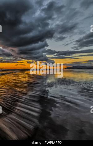 Sonnenuntergang von Sandy Gap auf Walney Island, Blick in Richtung des entfernten Black Combe über die irische See, Duddon Mündung und Cumbrian Coast, Cumbria, Englan Stockfoto