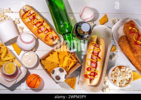 Traditionelles Sportstadionessen und Bierhintergrund, verschiedene Baseball-, Basketball-, Fußball-Fans und Stadion-Snacks, Chips, Saucen, Hot Dogs wi Stockfoto