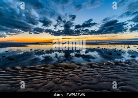 Blick bei Sonnenuntergang in Richtung Irisches Meer, Furness Peninsula und Cumbrian Coast, Sandy Gap, Walney Island, Lancashire, England, United Kingdom, Europe Copy Stockfoto