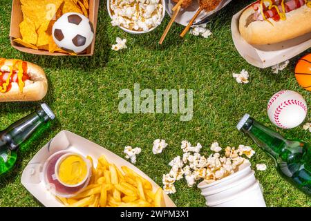 Traditionelles Sportstadionessen und Bierhintergrund, verschiedene Baseball-, Basketball-, Fußball-Fans und Stadion-Snacks, Chips, Saucen, Hot Dogs wi Stockfoto