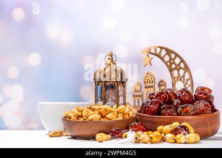 Ramadan moslem Hintergrund, mit traditionellen Leckereien - Datteln, Nüsse, getrocknete Früchte, Süßigkeiten, Rosenkranzperlen, Laterne, Tee, islamische Moschee, c Stockfoto