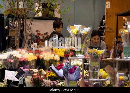 Seoul, Südkorea. März 2024. Frauen arbeiten in einem Blumenladen am Internationalen Frauentag in Seoul, Südkorea, 8. März 2024. Quelle: Jun Hyosang/Xinhua/Alamy Live News Stockfoto