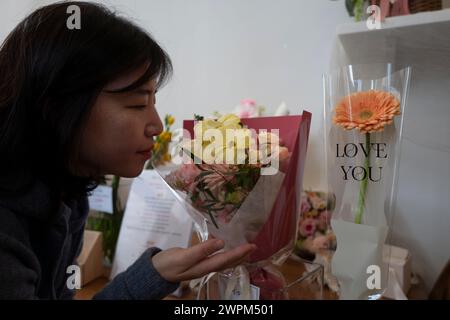 Seoul, Südkorea. März 2024. Eine Frau genießt Blumen am Internationalen Frauentag in Seoul, Südkorea, 8. März 2024. Quelle: Jun Hyosang/Xinhua/Alamy Live News Stockfoto