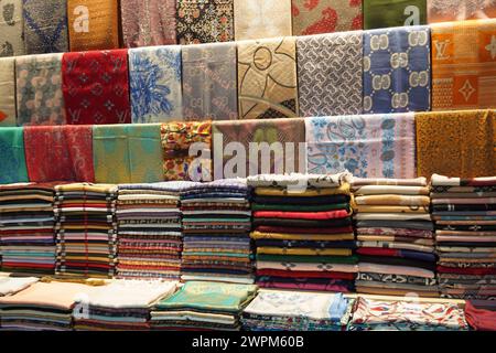 Bunte Stoffhaufen auf dem Großen Basar, Istanbul, Türkei Stockfoto