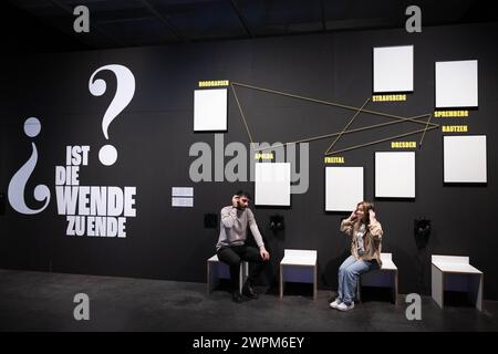 Dresden, Deutschland. März 2024. Die Teilnehmer einer Presseführung sitzen vor der Installation „Sieben Schnappschüsse aus dem Osten“ in der Sonderausstellung „VEB Museum – das Deutsche Hygiene-Museum in der DDR“ (9. März bis 17. November 2024) im Deutschen Hygiene-Museum (DHMD). Die Ausstellung umfasst die eigene Geschichte des Museums von der Nachkriegszeit bis in die 1990er Jahre Quelle: Sebastian Kahnert/dpa/Alamy Live News Stockfoto