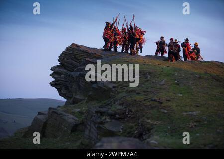 01/05/16 in der Morgenröte, mit der Wettervorhersage, die eine viel wärmere Woche vor uns verspricht, geht die Sonne auf einer Gruppe von Border Morris Tänzerinnen auf Stockfoto