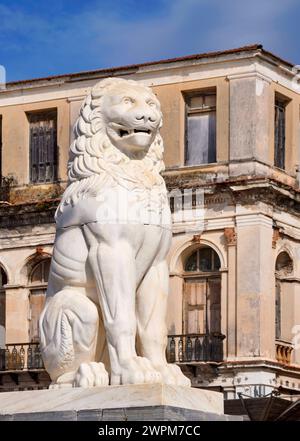 Löwenstatue am Hauptplatz von Pythagora, Samos Stadt, Samos Insel, nördliche Ägäis, griechische Inseln, Griechenland, Europa Urheberrecht: KarolxKozlowski 1245-3055 Stockfoto