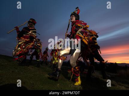 01/05/16 in der Morgenröte, mit der Wettervorhersage, die eine viel wärmere Woche vor uns verspricht, geht die Sonne auf einer Gruppe von Border Morris Tänzerinnen auf Stockfoto