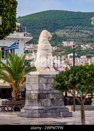 Löwenstatue am Hauptplatz von Pythagora, Samos Stadt, Samos Insel, nördliche Ägäis, griechische Inseln, Griechenland, Europa Urheberrecht: KarolxKozlowski 1245-3069 Stockfoto