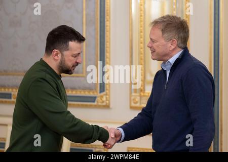 Kiew, Ukraine. März 2024. Der ukrainische Präsident Wolodymyr Zelenskyj begrüßt den britischen Verteidigungsminister Grant Shapps am 7. März 2024 im Mariinski-Palast in Kiew, Ukraine. Kredit: Ukrainischer Ratsvorsitz/Pressestelle Des Ukrainischen Präsidenten/Alamy Live News Stockfoto