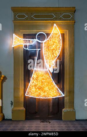 Dekorative Lampen, die einen Engel darstellen, der als Weihnachtsdekoration außerhalb der Tür des Kolonnialhauses in Brasilien verwendet wird Stockfoto