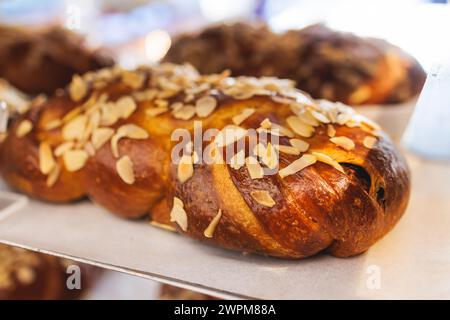 Tsoureki, traditionelles griechisches Osterbrot, griechischer frisch gebackener Kuchen in Athen, Griechenland, mit Mandel, Mastiha, Mahleb und Zimt, orthodoxe Ostern in Gr Stockfoto