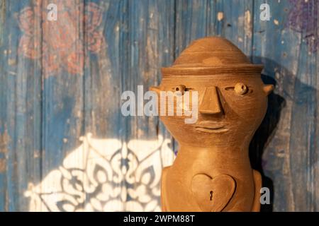 Nahaufnahme eines lustigen Gesichtsmannes, der in Ton geformt wurde Stockfoto