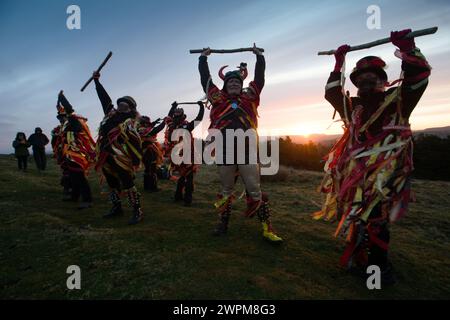 01/05/16 in der Morgenröte, mit der Wettervorhersage, die eine viel wärmere Woche vor uns verspricht, geht die Sonne auf einer Gruppe von Border Morris Tänzerinnen auf Stockfoto