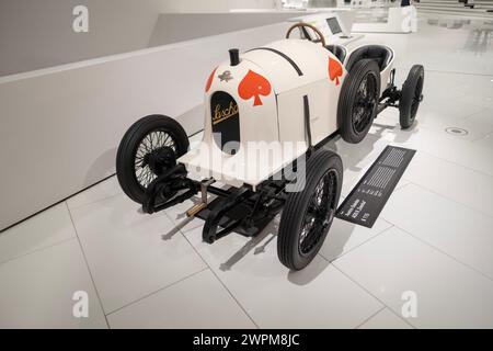 Vintage weiß Austro Daimler ZEIGT R Sascha 1922, Sportwagenanzeige Porsche Museum, Oldtimer Retro-Stil, Automobil Leidenschaft, Geschichte Automobilbranche Intuition Stockfoto