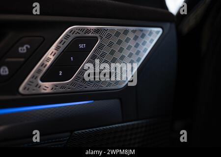 Details zum Innenraum: Elektrischer BMW iX2, Kfz-Lautsprecher Soundsysteme Harman Kardon, Technologie in der Automobilindustrie, nachhaltiges Transportatio Stockfoto