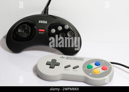 Newcastle UK: 21. Januar 2024: 16-Bit-Konsole kriegt zwei Retro-Gaming-Controller: Sega Megadrive und Super Nintendo auf weißem Hintergrund Stockfoto