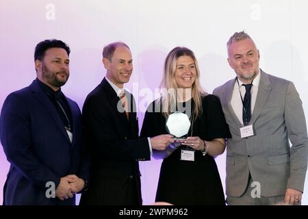 Der Duke of Edinburgh (zweite links) verleiht Rachael Long und Stuart Long (rechts) von Achieve Thrive Flourish (ATF) den Youth Development Award während der Community Sport and Recreation Awards 2024 im Headingley Stadium in Leeds. Bilddatum: Freitag, 8. März 2024. Stockfoto