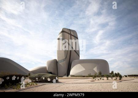 Dammam, Saudi-Arabien, 2. März 2024: Ithra-Museum in der Landschaft von Dammam Stockfoto